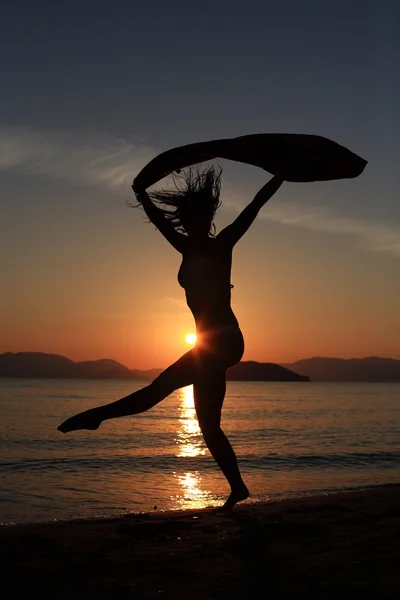 Silhueta de uma menina na praia — Fotografia de Stock