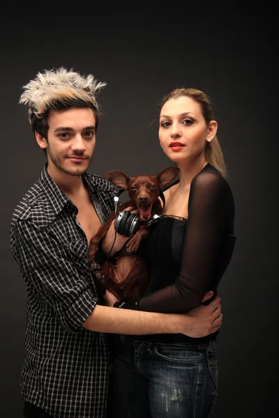 Élégant jeune couple avec chien — Photo