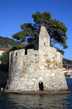 Denizde büyük taş duvar