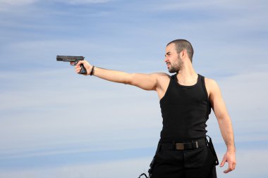 Silahlı bir adam.