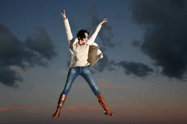 Mooie vrouw in de lucht — Stockfoto