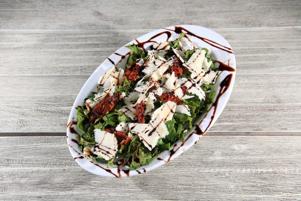 Groene salade met Parmezaanse kaas — Stockfoto