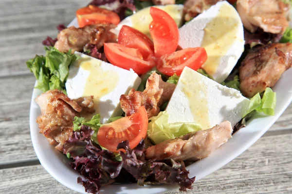 Green salad with chicken — Stock Photo, Image