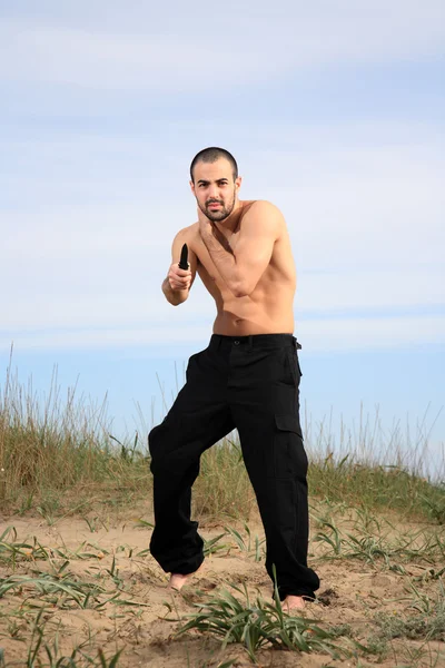 Instrutor de artes marciais com faca — Fotografia de Stock