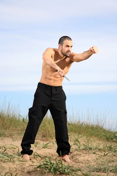 Martial arts instructeur met mes — Stockfoto