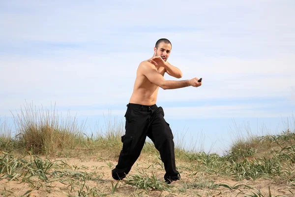 Instrutor de artes marciais com faca — Fotografia de Stock