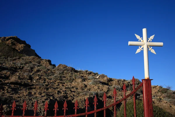 Cross and rocky hill — Stock Photo, Image