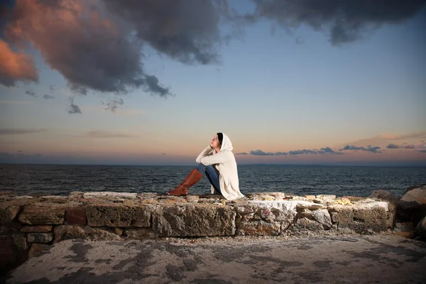 Mooie vrouw door de zee — Stockfoto