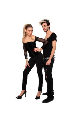 Siyahlı genç çift