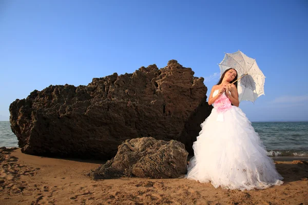 Hermosa novia en la playa — Foto de Stock