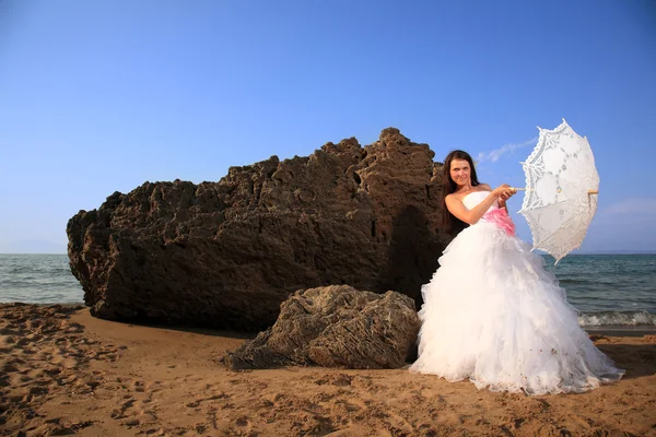 Bela noiva na praia — Fotografia de Stock