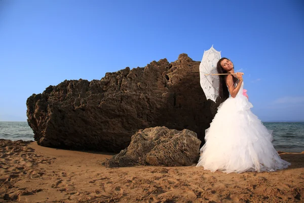 Красивая невеста на пляже — стоковое фото