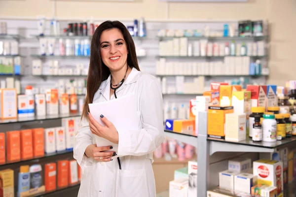 Pretty young pharmacist — Stock Photo, Image