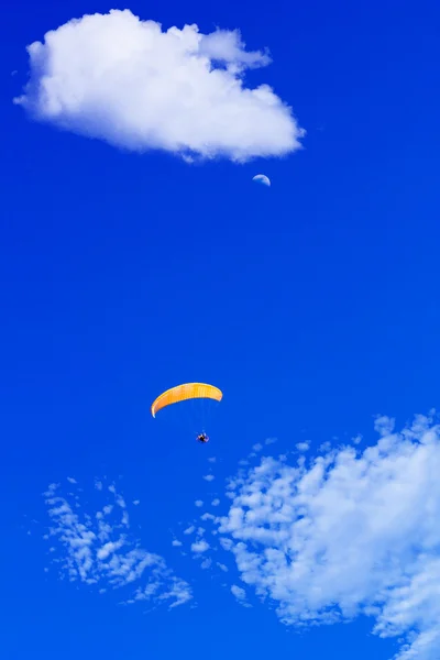 Gleitschirm fliegt in blauem Himmel — Stockfoto