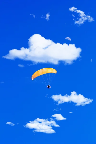 Parapente volant dans un ciel bleu — Photo