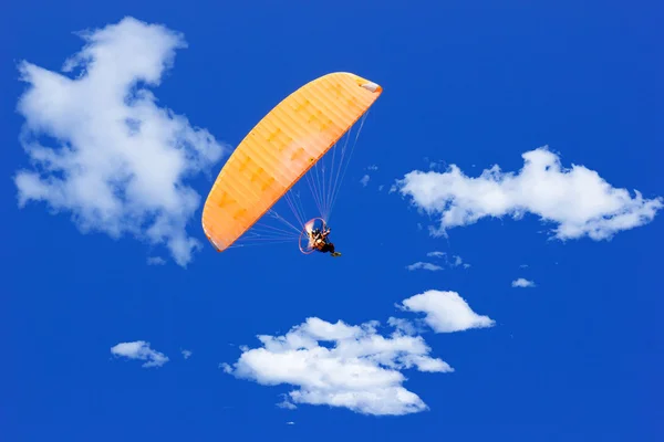 Paraglider flying in a blue sky — Stock Photo, Image