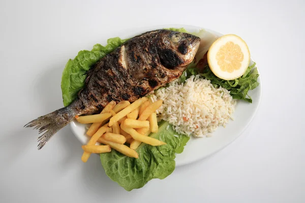 Pește la grătar pe o farfurie — Fotografie, imagine de stoc