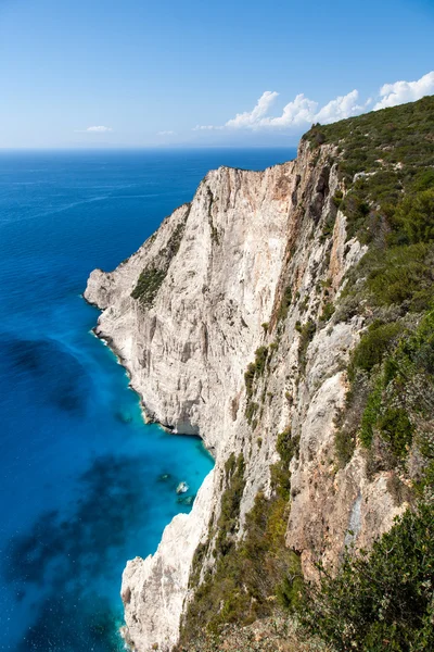 Висока скеля недалеко від моря — стокове фото