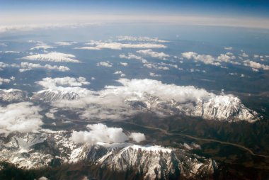 bir uçak ile bulutların üstünde