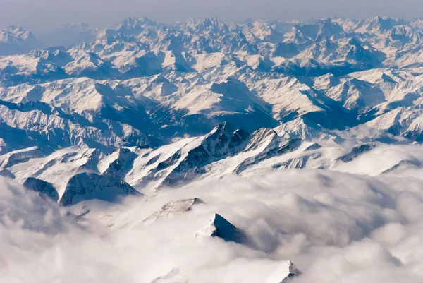 Boven de wolken met een vliegtuig — Stockfoto