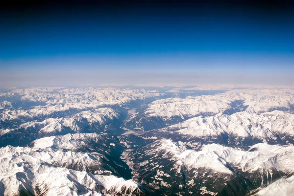 Boven de wolken met een vliegtuig — Stockfoto