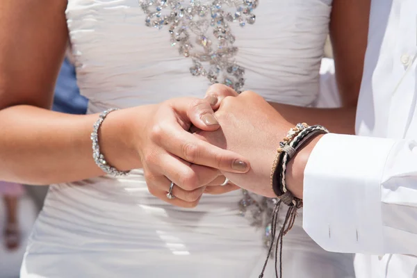 Manos de pareja con anillos de boda —  Fotos de Stock