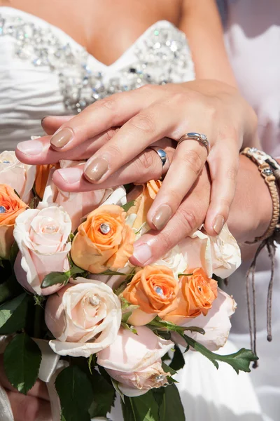 Handen van paar met bruiloft ringen — Stockfoto