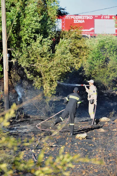 Закінф острів низький масштабу пожежа в volimes 03 липня 2013 року, Греція — стокове фото