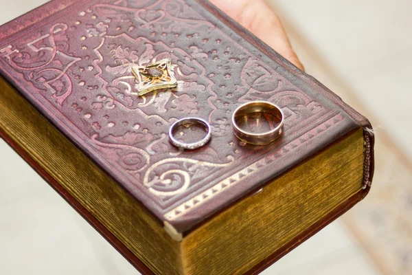 Обручальные кольца на Евангелии — стоковое фото