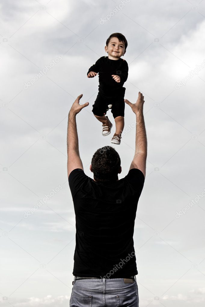 Rebenok I Molodoj Otec V Kuhne Na Tablice Schastlivyj Papa Semi Malenkij Syn V Kryshke Povara Stokovoe Foto Izobrazhenie Naschityvayushej Kryto Poteha 134214290