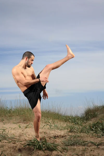 Kick boxer cvičit venku — Stock fotografie