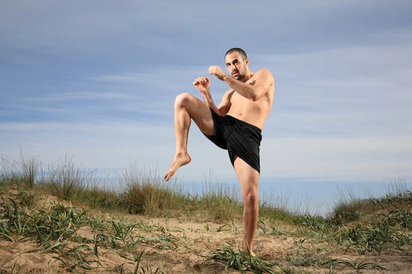 Kick boxer practicando fuera — Foto de Stock