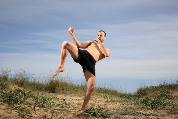 Kick boxer practicando fuera — Foto de Stock