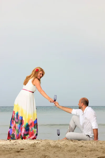 Jeune couple amoureux à la plage — Photo