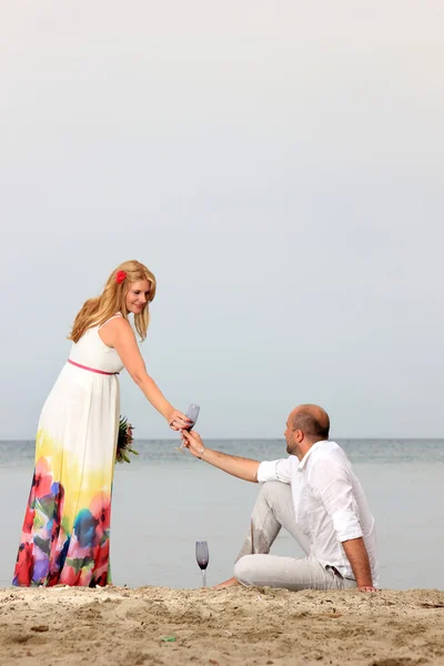 Jong paar verliefd op het strand — Stockfoto