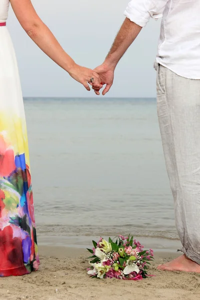 Jeune couple amoureux à la plage — Photo