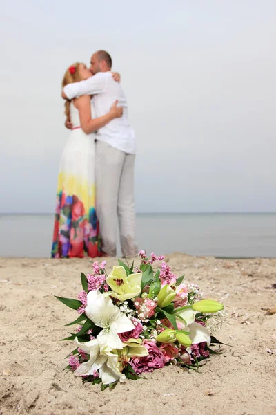 Jong paar verliefd op het strand — Stockfoto