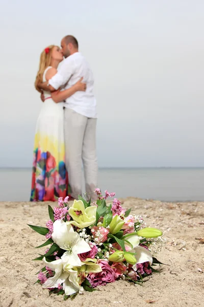 Młoda para zakochana na plaży — Zdjęcie stockowe