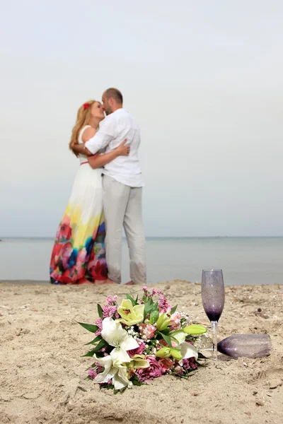 Jovem casal apaixonado na praia — Fotografia de Stock