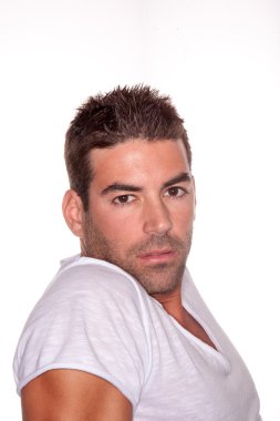 Yakışıklı genç adam.