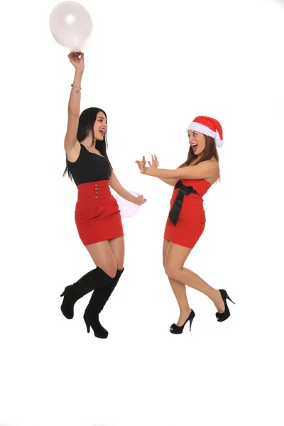 Hermosas chicas jóvenes con traje de Navidad divirtiéndose con globos —  Fotos de Stock