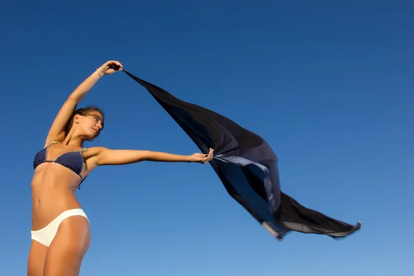 Joven bailarina con bufanda en la playa — Foto de Stock