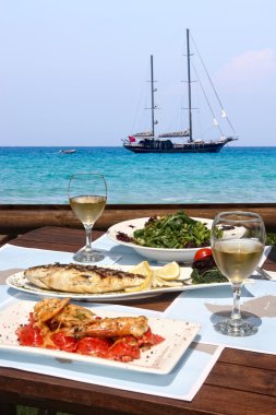 Deniz kenarında iki kişilik yemek