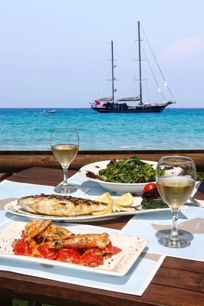 Lunch for two by the sea — Stock Photo, Image