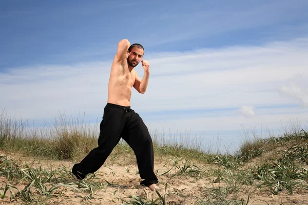 Kampfsportlehrer übt im Freien — Stockfoto