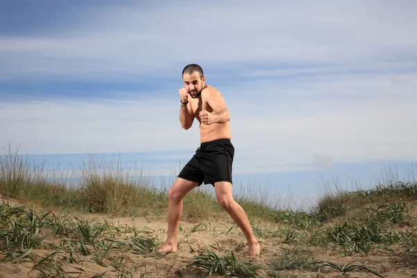 Kampfsportlehrer übt im Freien — Stockfoto