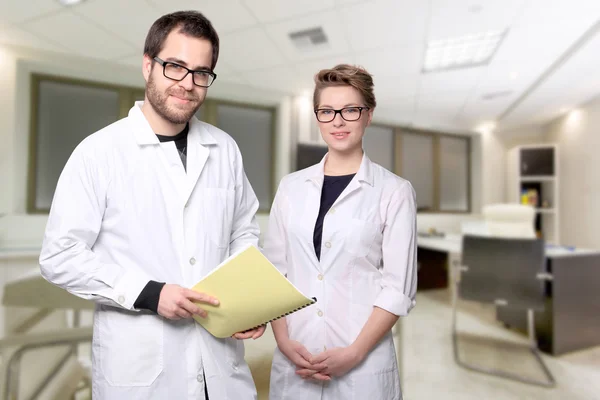 Retrato de jovens médicos casal — Fotografia de Stock