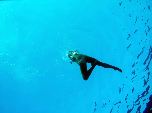 Chica fitness bailando en el agua — Foto de Stock