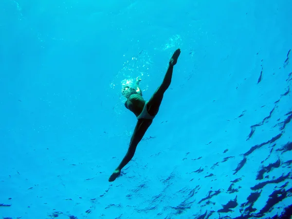 Fitness dívka tanec na vodě — Stock fotografie