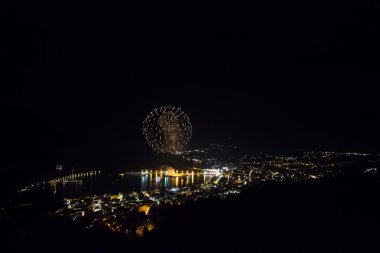 Fireworks uygulamasında gece küçük bir şehir